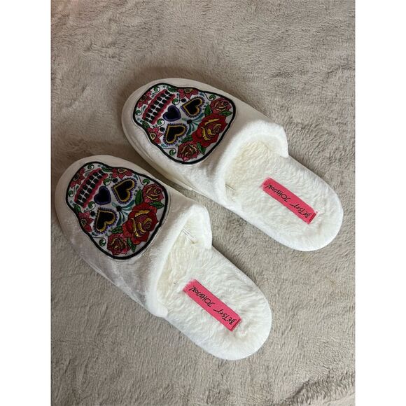 Betsey Johnson Women's Sugar Skull Embroidered Slippers Size 8 - Picture 3 of 4